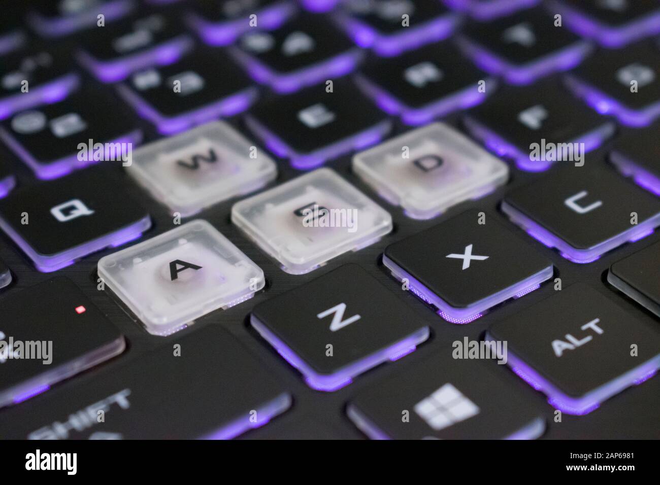 Una tastiera per computer è un dispositivo di tipo macchina da scrivere che  utilizza una disposizione di pulsanti o tasti per agire come leve  meccaniche o interruttori elettronici Foto stock - Alamy
