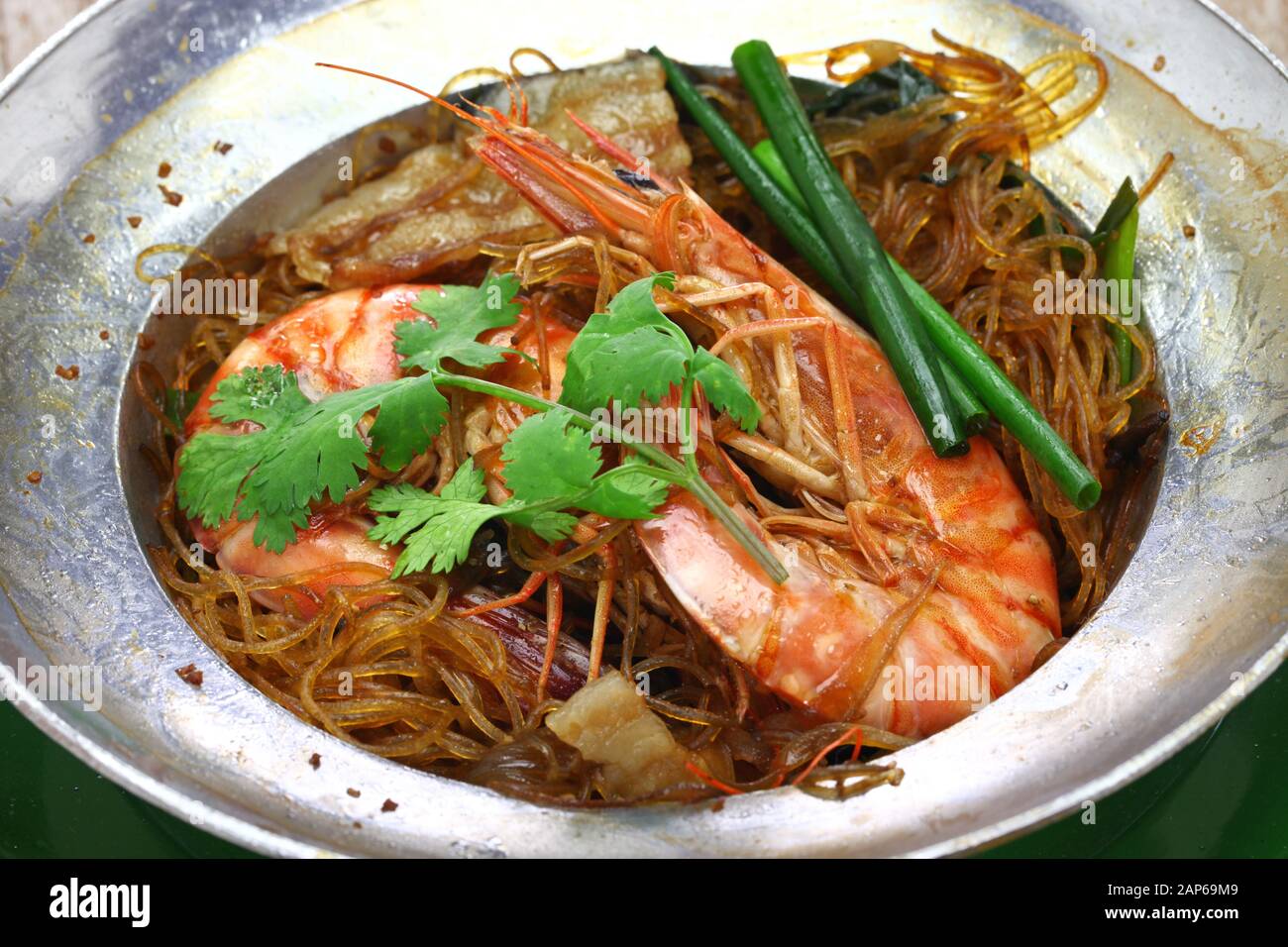 cucina tailandese, gamberi al vapore con vermicelli in casseruola di metallo pentola, gung op wun sen Foto Stock