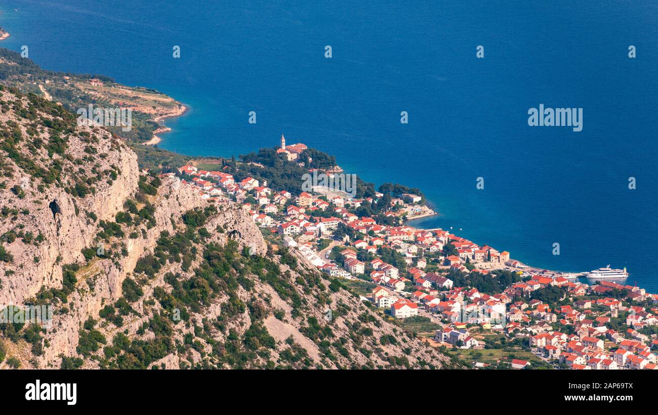 Vista sulle montagne e sul mare da Vidova Gora sull'isola di Brac. Vista dalla montagna Vidova Gora sull'isola di Brac in Croazia con il famoso punto di riferimento Z Foto Stock