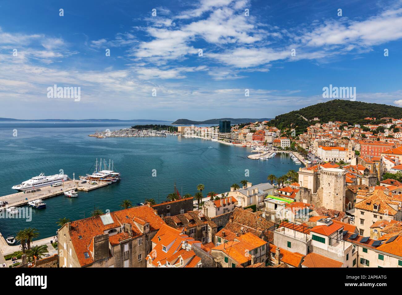 Split waterfront e la collina di Marjan, vista aerea, Dalmazia, Croazia. UNESCO - Sito Patrimonio dell'umanità. Split vista panoramica della città, Dalmazia, Croazia. Foto Stock