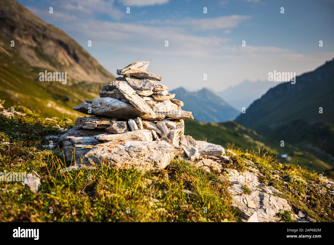 Cairn di pietra, piramide, in Austria Alpi vicino ai laghi Giglachsee Foto Stock