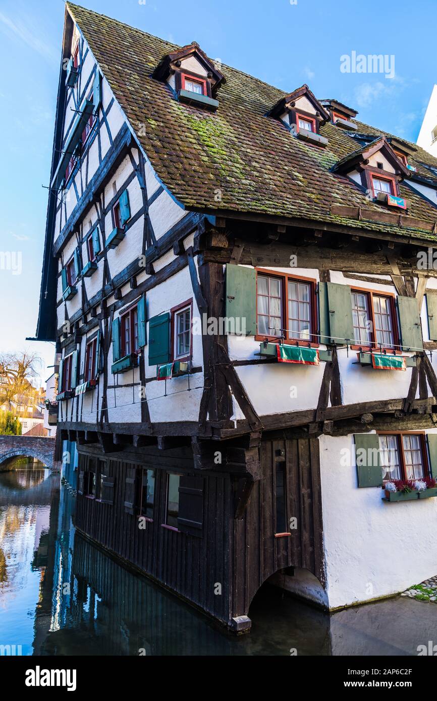 La Germania, la casa più tortuata del mondo, una antica casa a cornice nella città vecchia di ulm, pescatori e conciatori quartiere Foto Stock