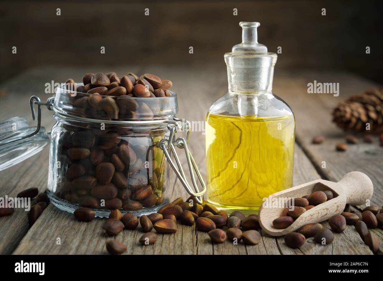 Pinoli e pinoli bottiglia d'olio essenziale. Foto Stock