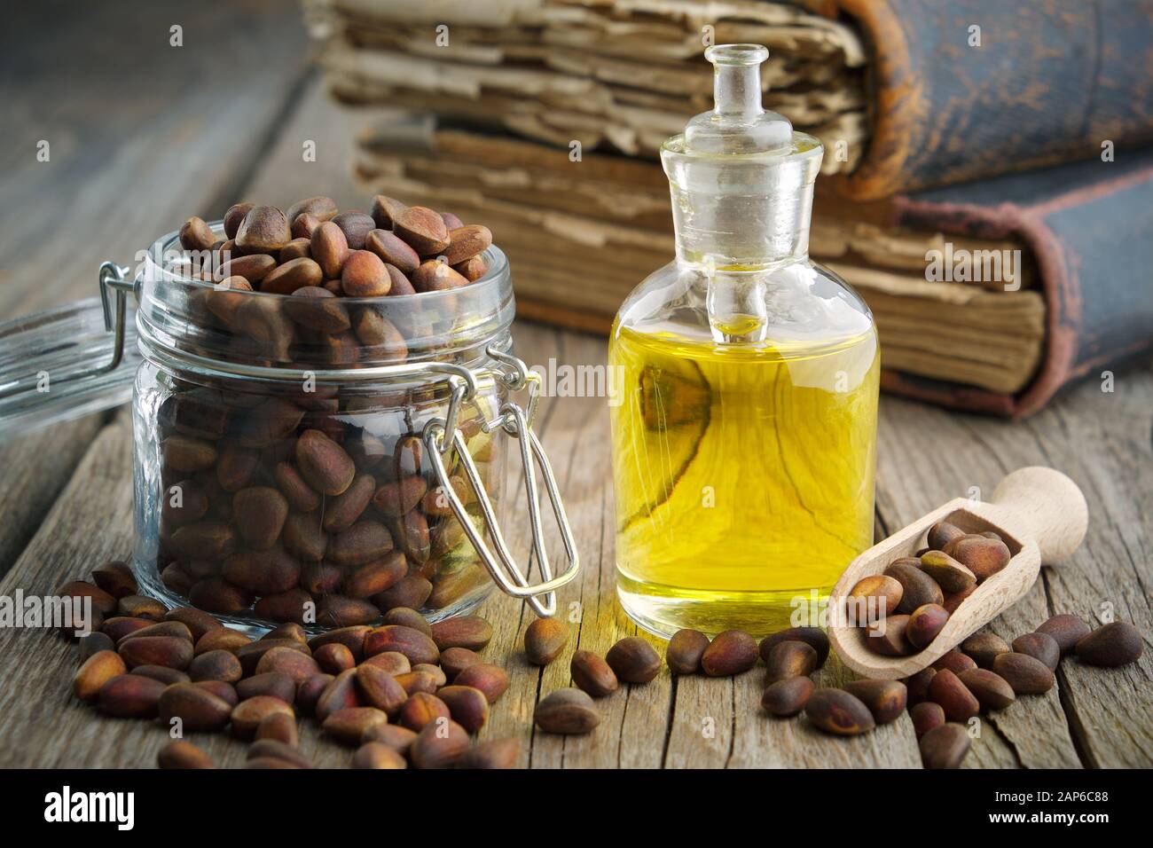 Pinoli e pinoli bottiglia d'olio essenziale. Foto Stock