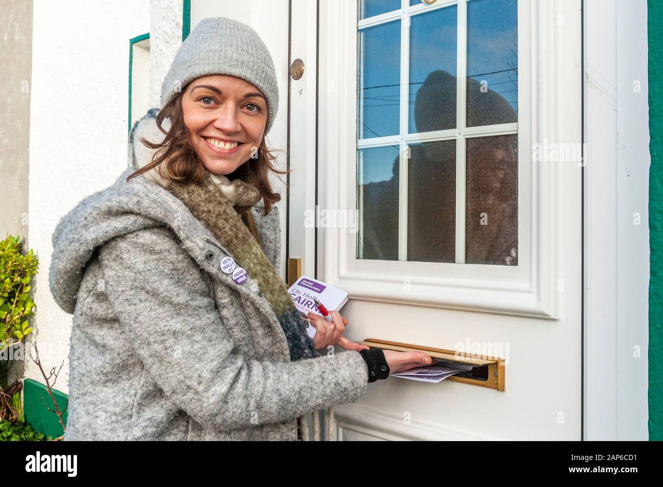 Il socialdemocratico elezione generale Cllr candidato. Holly Cairns intorno a domicilio Skibbereen con un team di volontari. Foto Stock