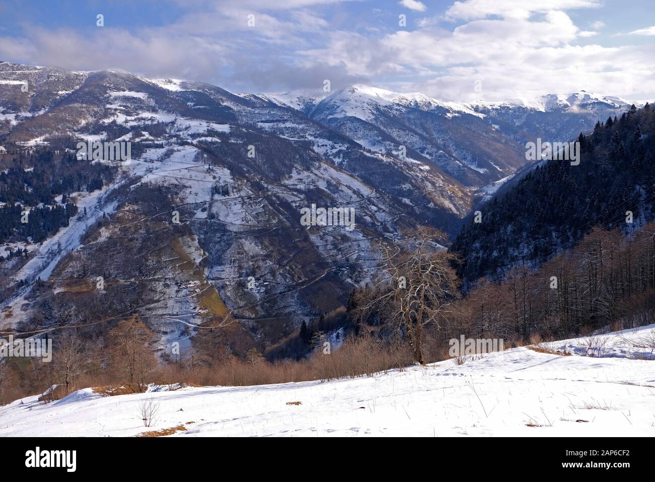 vista innevata sulla valle galyana di maçka trabzon turchia Foto Stock