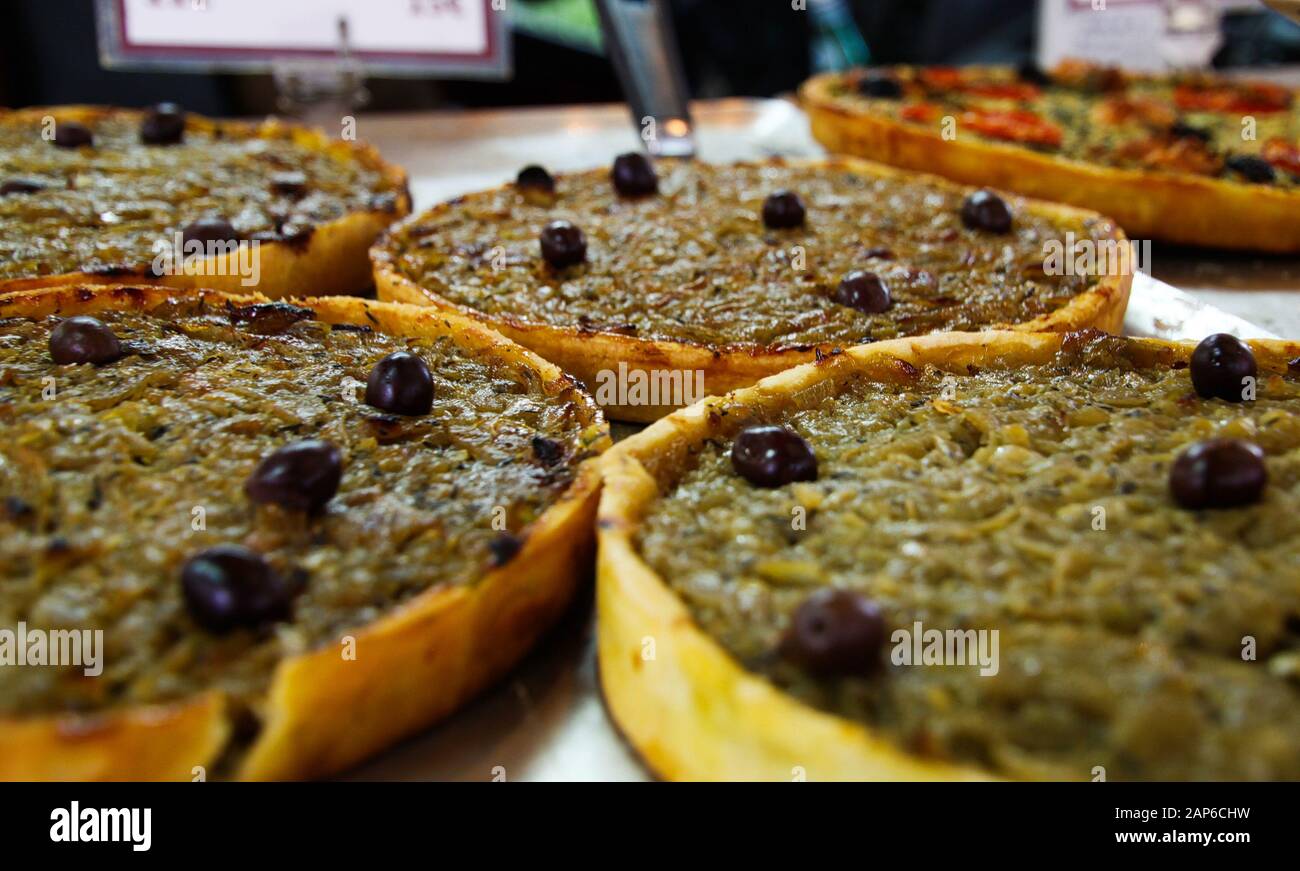 Primo piano di tartes appena sfornate provenzali con frutta di oliva sul mercato contadino francese - Provenza, Francia Foto Stock