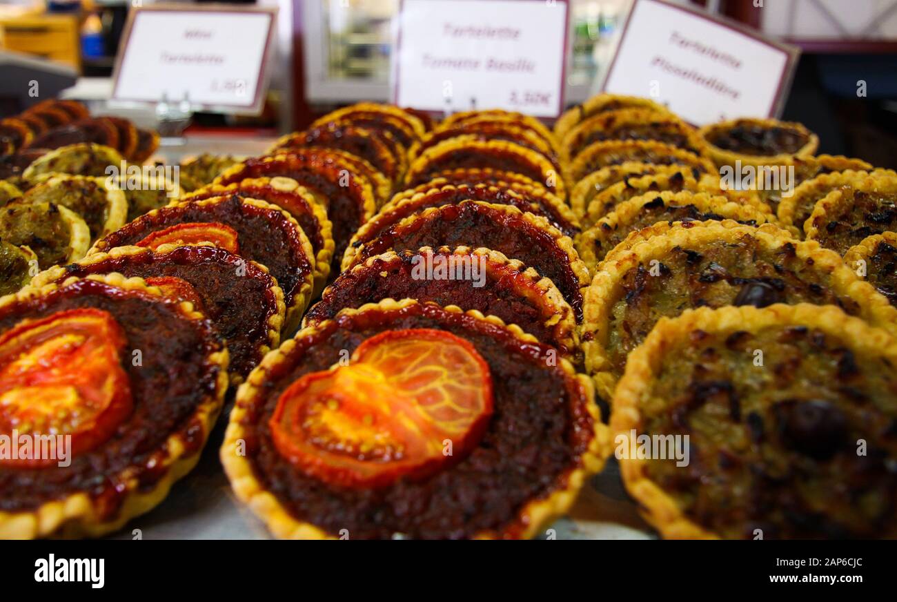 Primo piano di tartes appena sfornate provenzali con frutta di oliva sul mercato contadino francese - Provenza, Francia Foto Stock