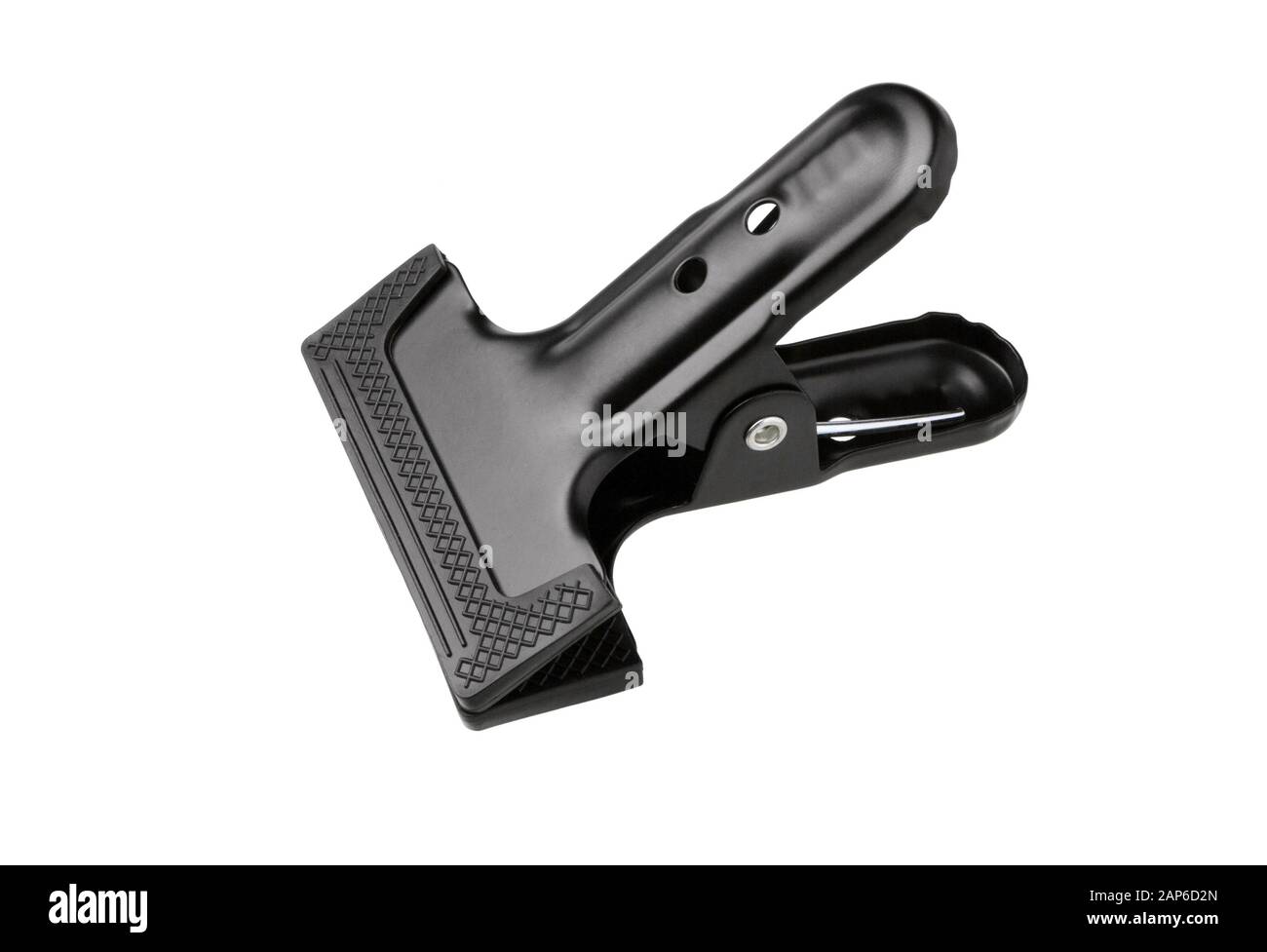 Clip nera isolata su sfondo bianco. Clip per legante in metallo. Morsetto Nero. Foto Stock