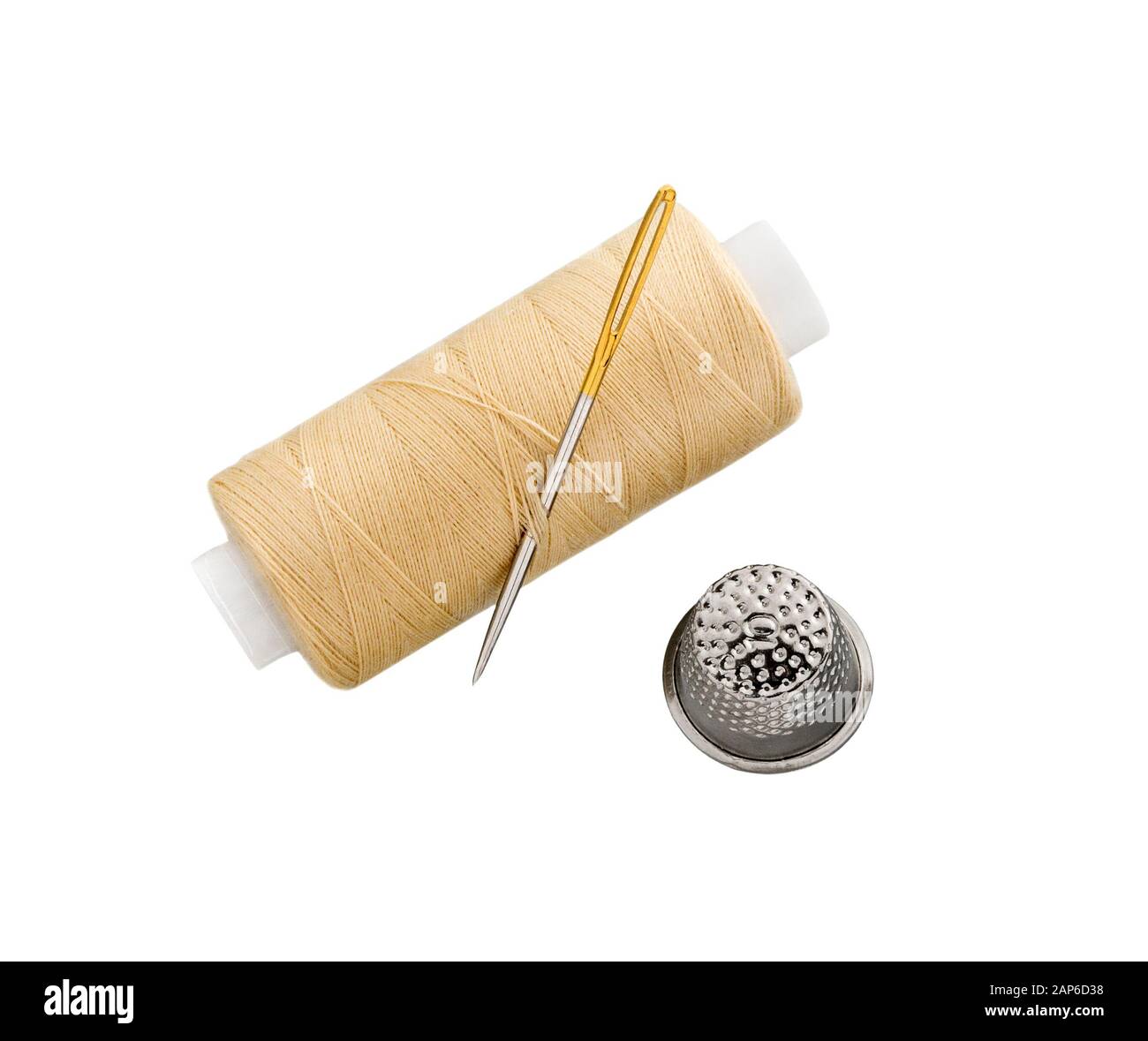 Filo per cucire con ago per cucire e tamburo isolato su sfondo bianco Foto Stock
