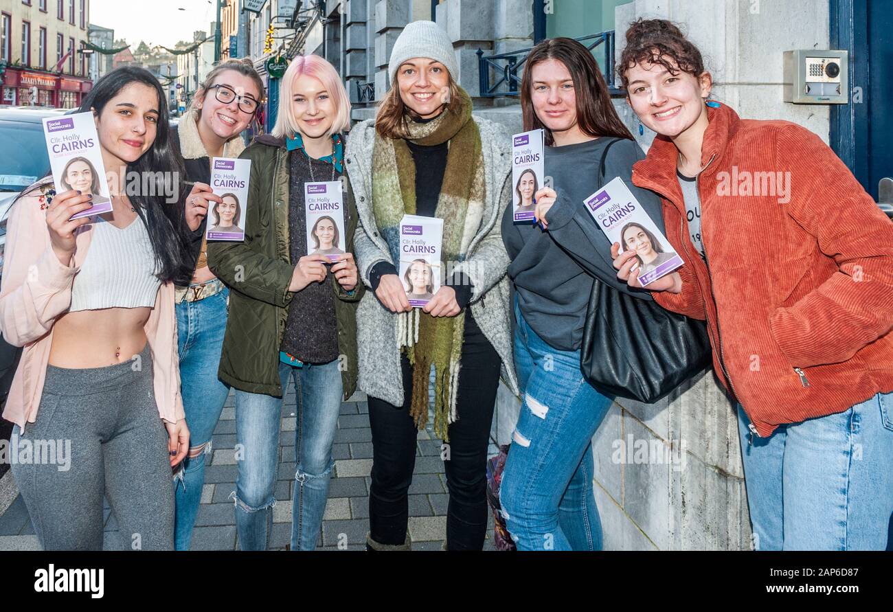 Il socialdemocratico elezione generale Cllr candidato. Holly Cairns intorno a domicilio Skibbereen con un team di volontari. Foto Stock