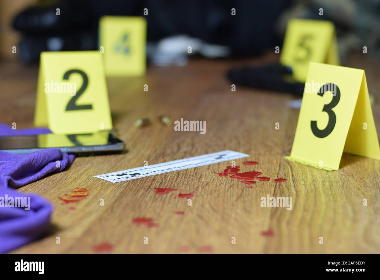 ID tende alla scena del crimine dopo gunfight all'interno. Cartucce di sangue e pistola come prova su criminalità scena indagine processo primo piano Foto Stock