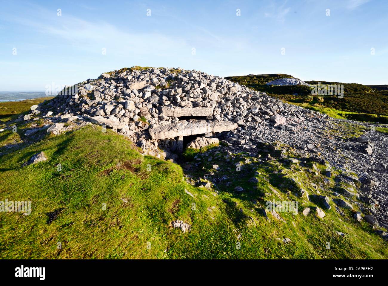 Carrowkeel Neolitico passaggio tomba necropoli. Bricklieve Hills, Co. Sligo, Irlanda. Cairn G che mostra la scatola luminosa e l'ingresso. Cairns H e K in lontananza Foto Stock