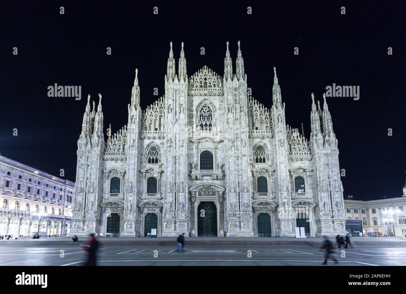 Duomo di Milano di notte Foto Stock