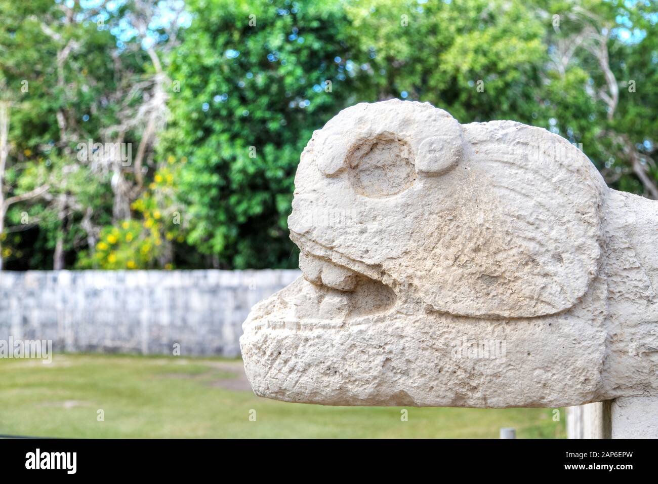 Antico serpente Maya scultura della Mesoamerica palla presso il sito archeologico di Chichen Itza, un sito del Patrimonio Mondiale e un nuovo sette meraviglia Foto Stock