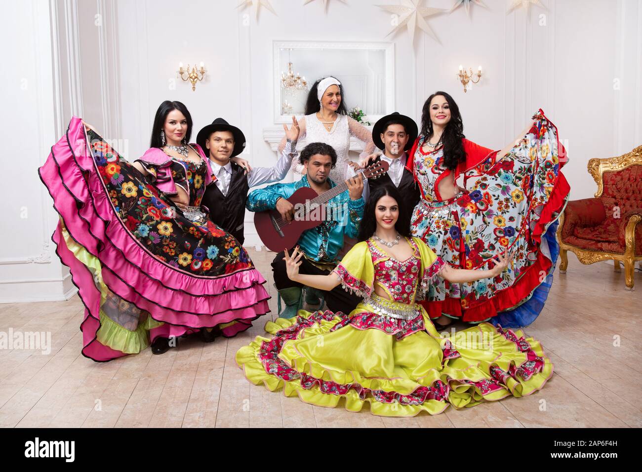 Ritratto di un gruppo di canti zingari in costumi nazionali Foto Stock