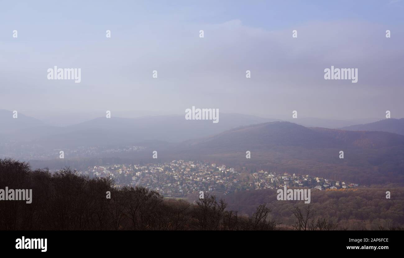 Vista panoramica del campo contro il cielo durante il tramonto Foto Stock