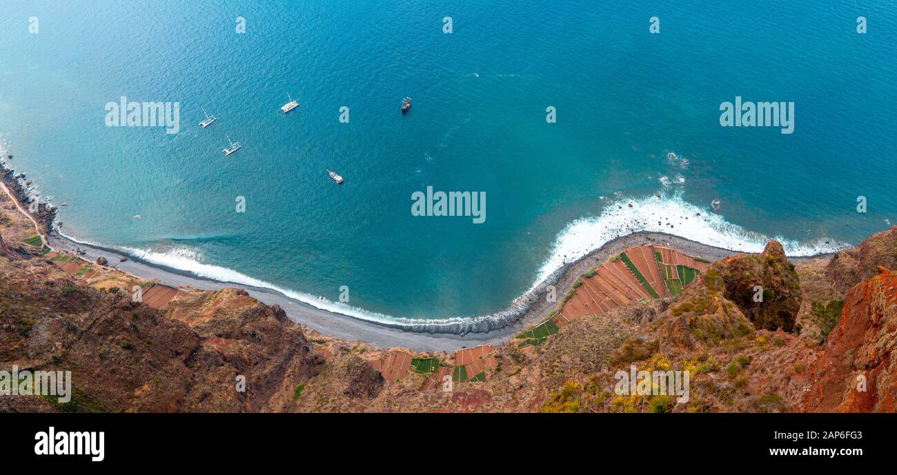 Veduta aerea, Top Down Drone Shot di bellissimo paesaggio con barca, madeira Foto Stock