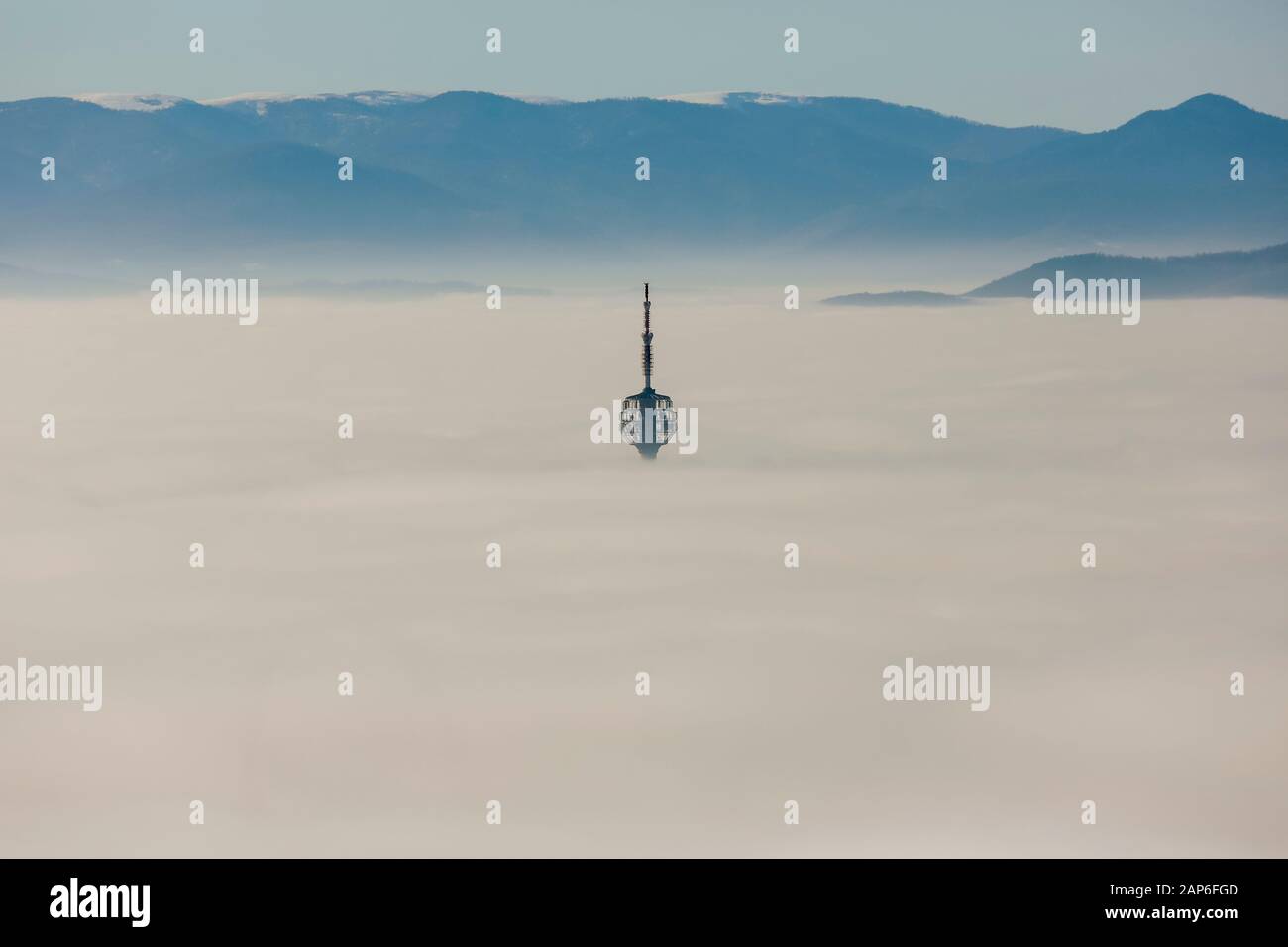 Tramonto sulla valle di Sarajevo coperta di smog, dove si trova la capitale bosniaca di Sarajevo, domenica 6 dicembre 2015. Foto Stock