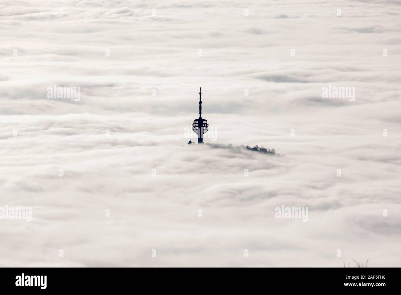 Tramonto sulla valle di Sarajevo coperta di smog, dove si trova la capitale bosniaca di Sarajevo, domenica 6 dicembre 2015. Foto Stock