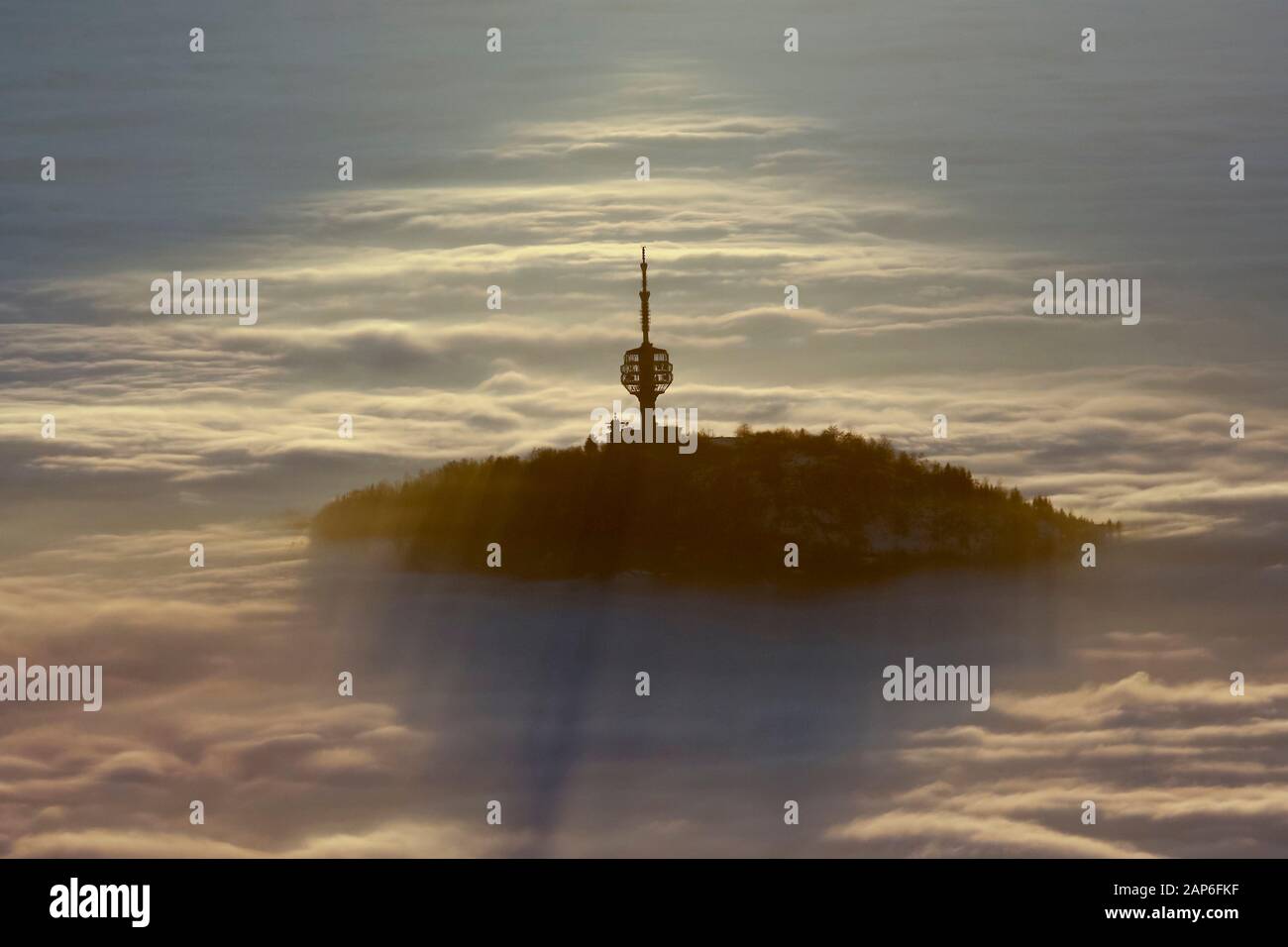 Tramonto sulla valle di Sarajevo coperta di smog, dove si trova la capitale bosniaca di Sarajevo, domenica 6 dicembre 2015. Foto Stock