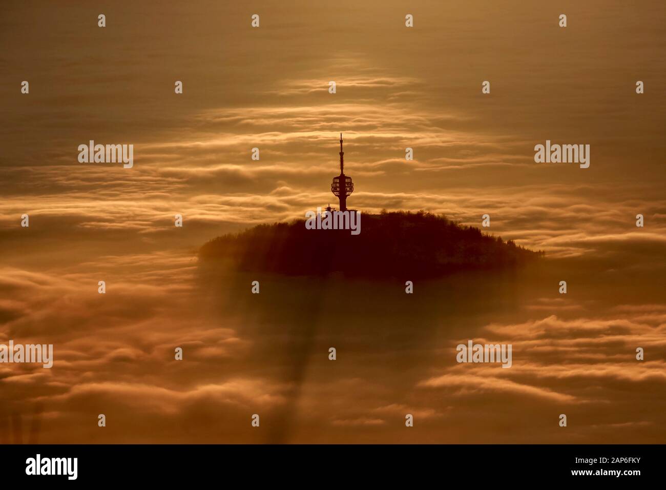 Tramonto sulla valle di Sarajevo coperta di smog, dove si trova la capitale bosniaca di Sarajevo, domenica 6 dicembre 2015. Foto Stock