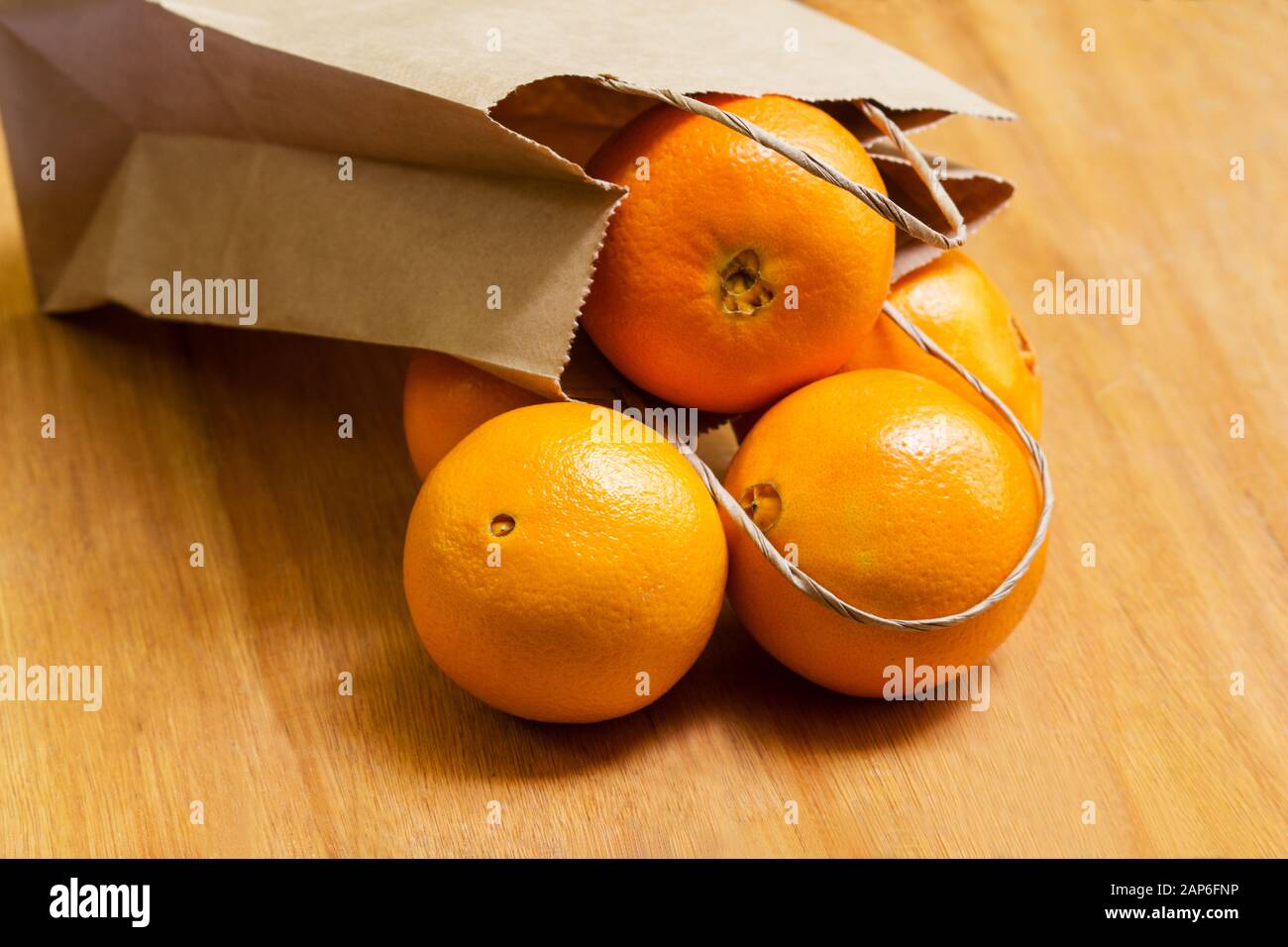 Arance che fuoriesce da un sacchetto di carta Foto Stock