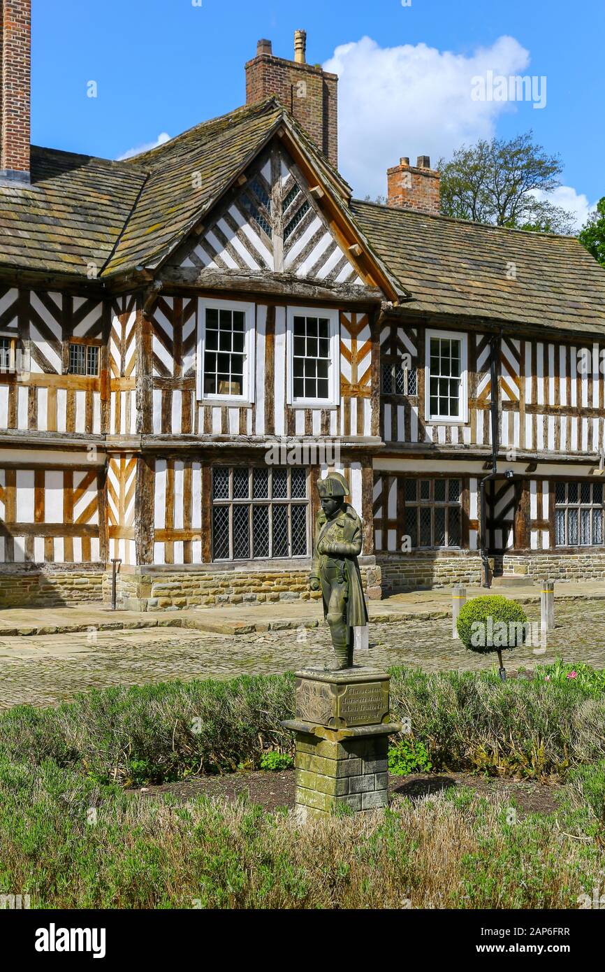 Una statua di Napoleone Bonaparte nel giardino di Adlington Hall, una casa di campagna vicino a Adlington, Cheshire, Inghilterra, Regno Unito Foto Stock