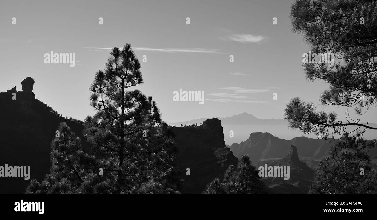 Immagine panoramica della montagna, parco naturale di Roque Nublo e Roque Bentayga, cima di Gran Canaria, Isole Canarie Foto Stock
