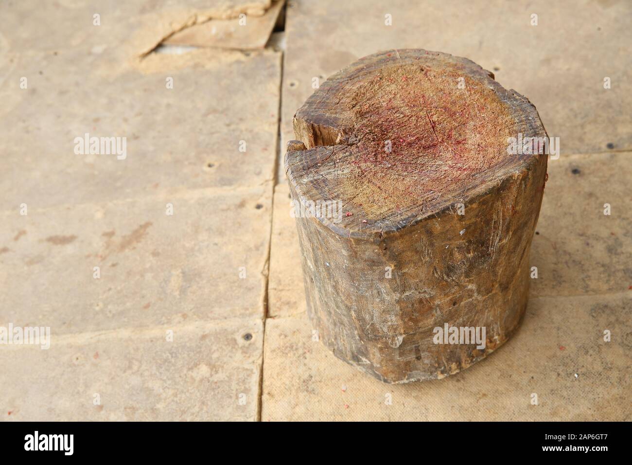 Blocco di tagliere e Sfaldatura Di Carne su fondo di legno. Cerchio blocco di tagliere di legno in cucina per fetta di carne. Foto Stock