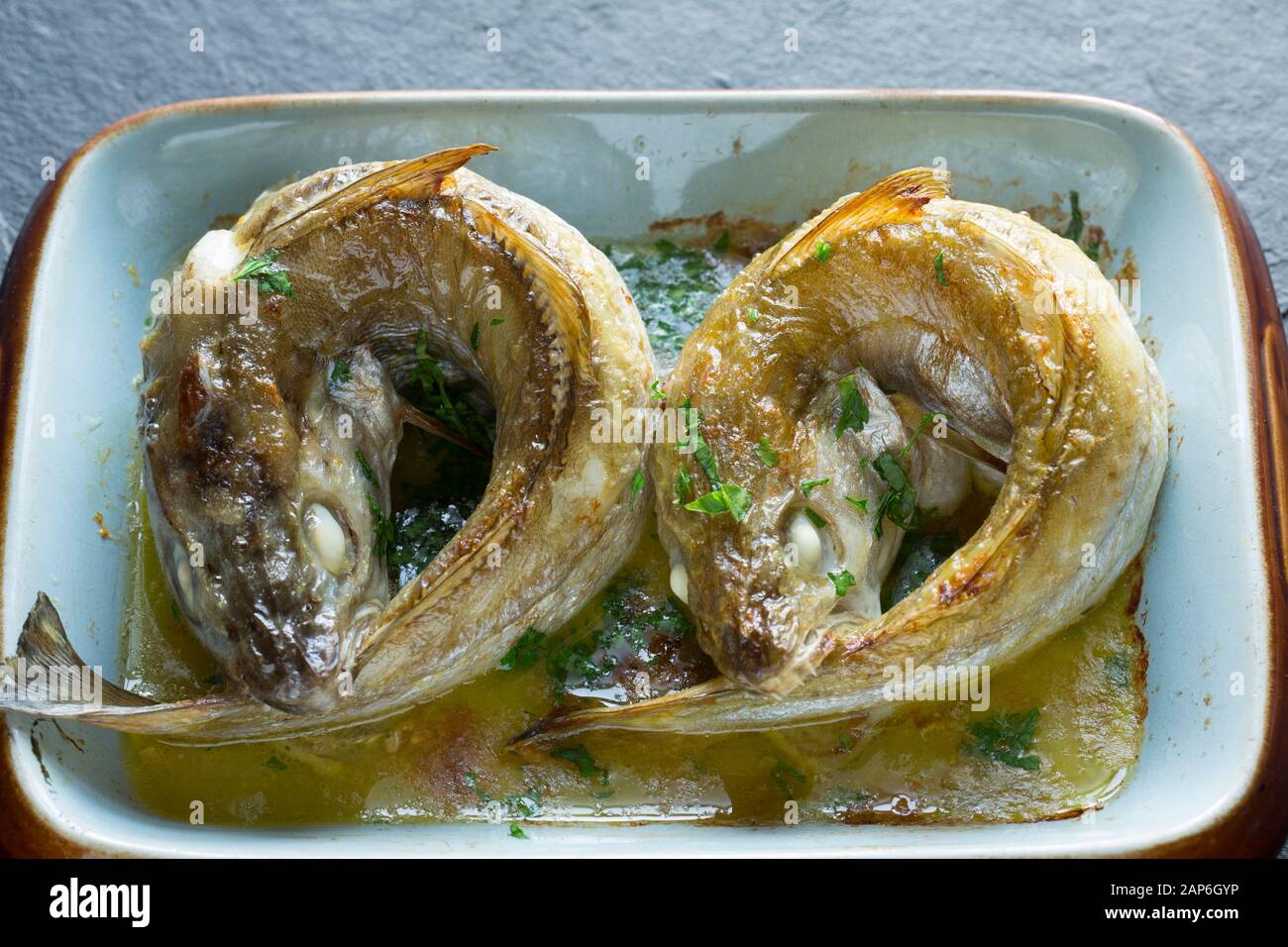 Bianchi cotti che sono stati arrostiti nel forno con burro e conditi con prezzemolo fresco e uno squirt di succo di limone. Lo stile che sono stati co Foto Stock