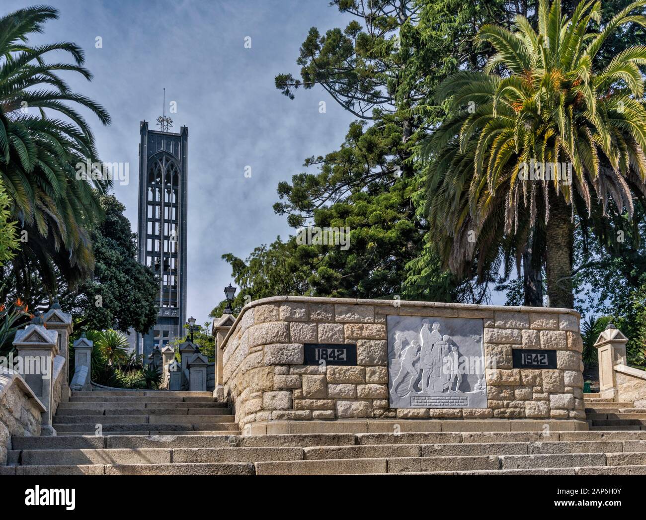 Openwork torre presso la cattedrale di Christ Church, memorial carving, vista da Trafalgar Street a Nelson, Isola del Sud, Nuova Zelanda Foto Stock