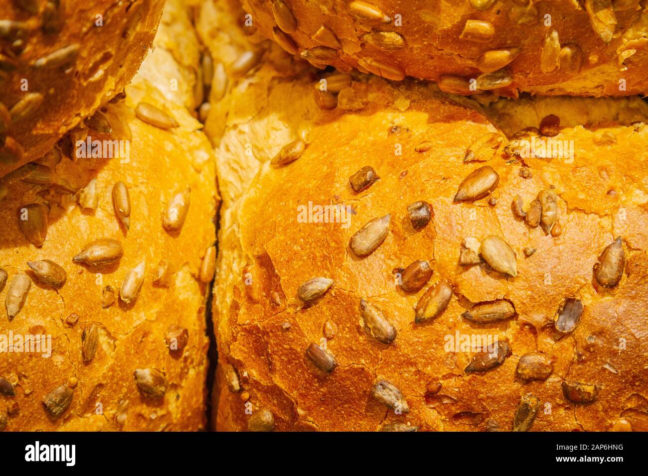 Loafs di Pane croccante marrone dorato Con semi primo piano Foto Stock