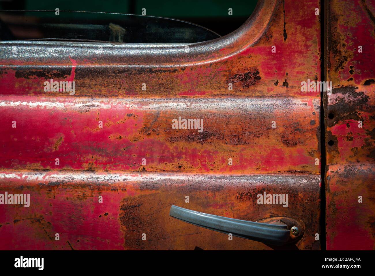 Porta passeggero arrugginita Del Vecchio Pick-up con maniglia in metallo della portiera Foto Stock