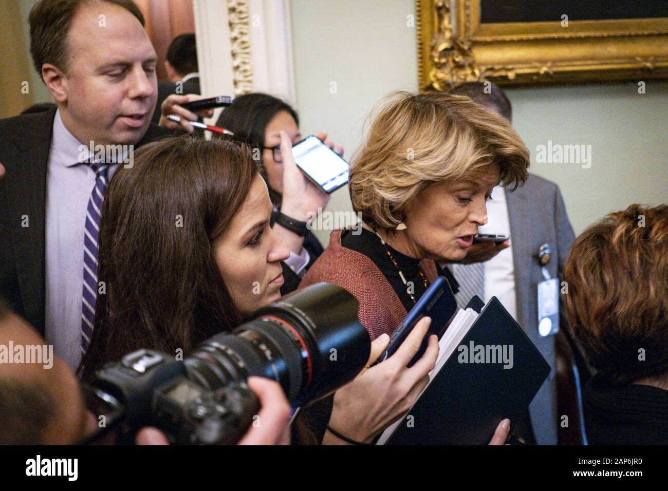 Washington, Stati Uniti. Xxi gen, 2020. Il senatore Lisa Murkowski (R-AK) risponde alle domande dei giornalisti in Campidoglio degli Stati Uniti come la prova di impeachment del presidente Donald Trump comincia martedì, gennaio 21, 2020 a Washington, DC. Un centinaio di Stati Uniti senatori servirà come i giudici a decidere se rimuovere Trump dall ufficio per abuso di potere da parte di pressurizzazione di Ucraina per politica personale favorisce l. Foto di Pete Marovich/UPI Credito: UPI/Alamy Live News Foto Stock