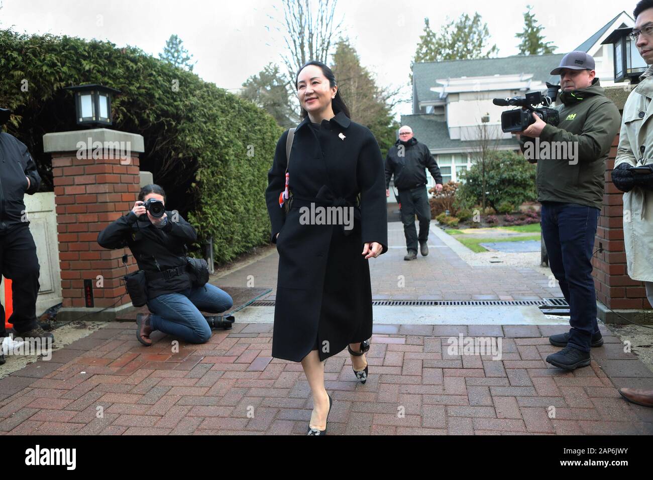 Vancouver, Canada. Xxi gen, 2020. Huawei CFO Meng Wanzhou indossando un GPS tracker cinturino alla caviglia, è scortato dalla Corte di sicurezza designato come lei lascia la sua multi-million dollar Shaughnessy mansion per il secondo giorno della sua settimana di estradizione audizioni alla BC dalla Corte suprema in Vancouver, Columbia britannica (BC), Martedì 21 Gennaio, 2020. Arrestati 1 dicembre 2018 e rilasciato subito dopo il $7.5 milioni di bail Meng è lotta di estradizione verso gli Stati Uniti in materia di frode le tasse. Foto di Heinz Ruckemann/UPI Credito: UPI/Alamy Live News Foto Stock