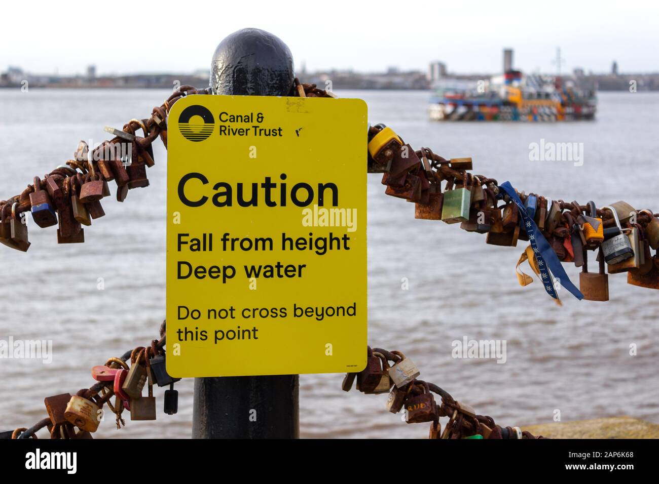 Attenzione segnale di avvertimento sull'acqua profonda all'Albert Dock di River Mersey, Liverpool Foto Stock