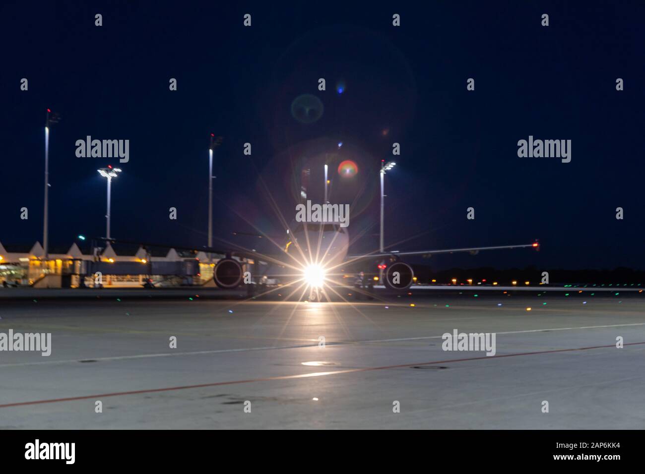 Aeroplano su asfalto all'Aeroporto di Monaco sul Terminal 2 di notte, chiamato l'Aeroporto Franz Josef Strauss Foto Stock