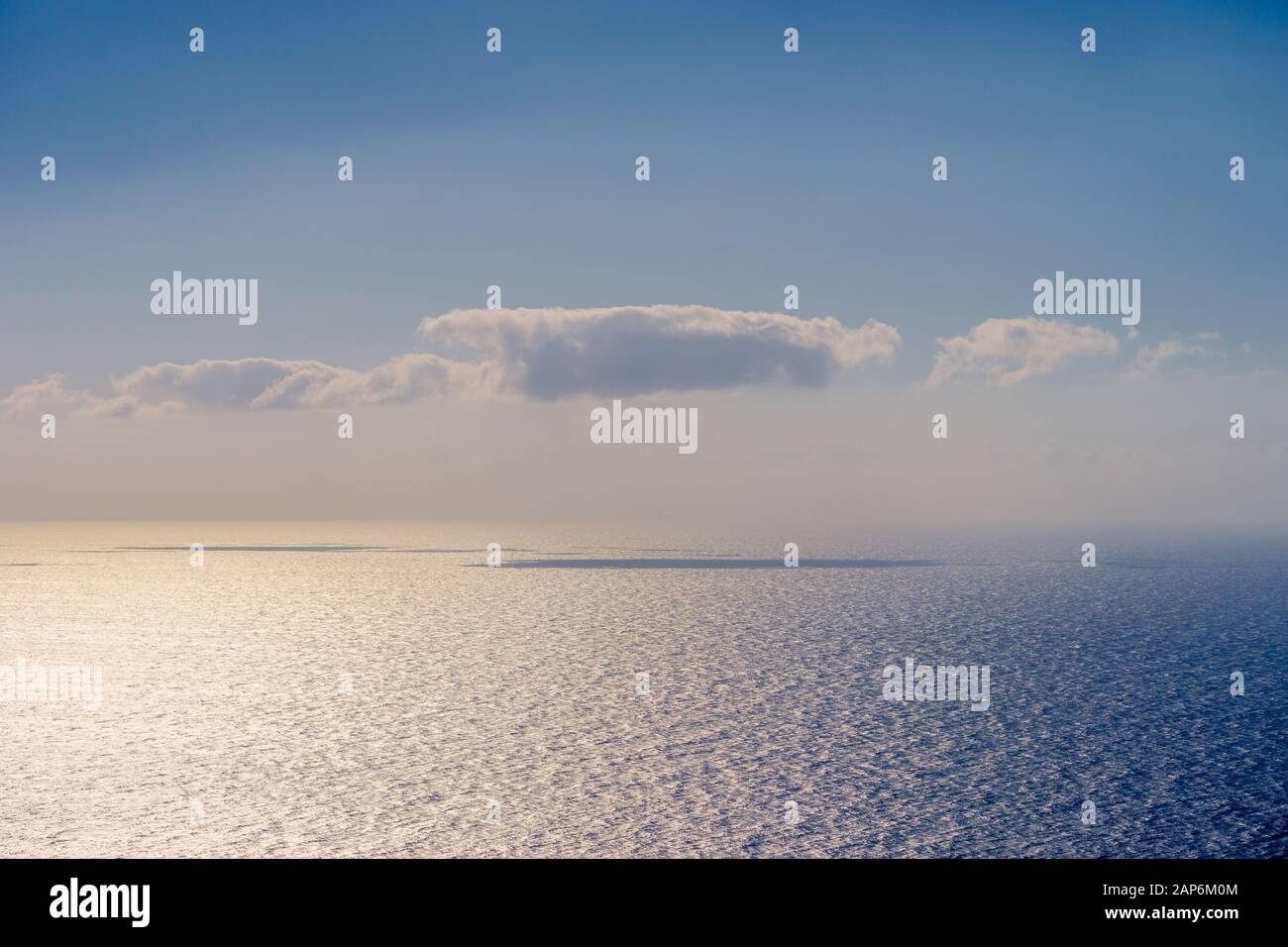 Nuvola gettando ombra sulla superficie dell'acqua durante il tramonto con bei colori, spazio per il testo Foto Stock