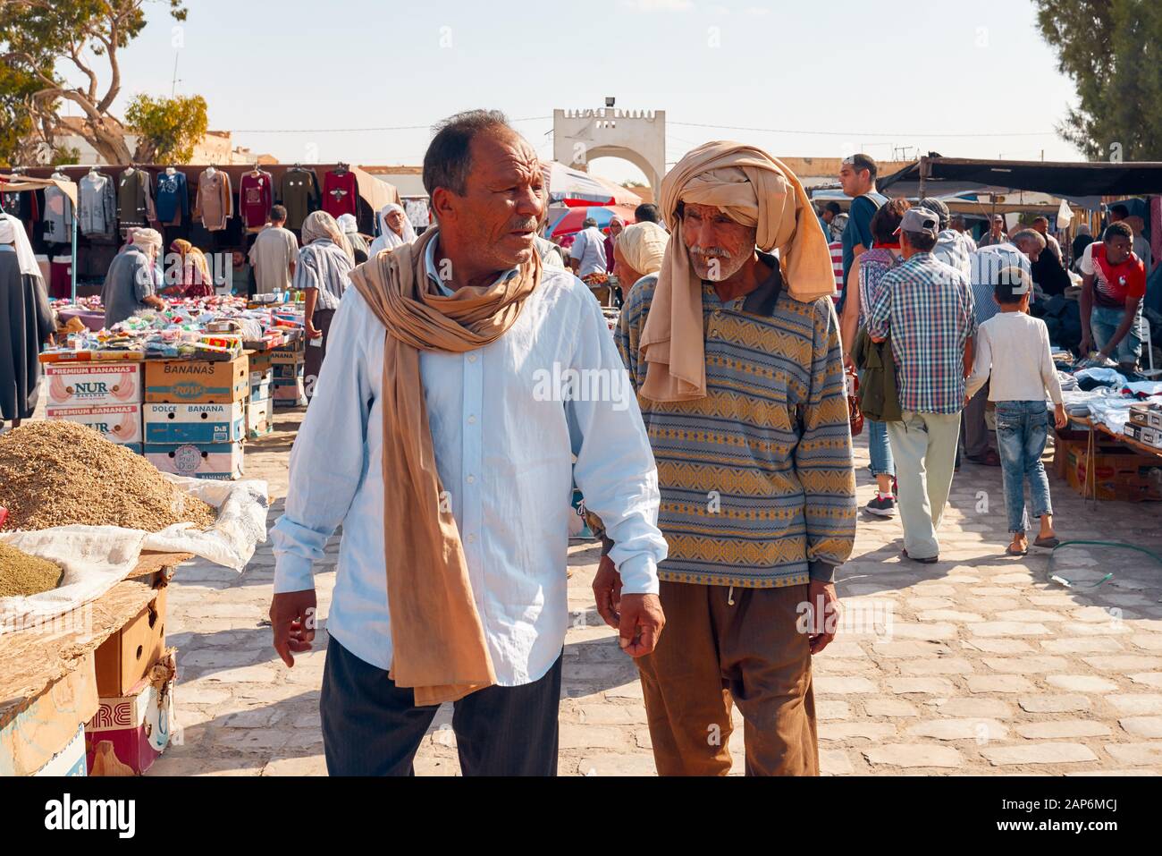 Tunisia, ottobre 10/2019 tipico e tradizionale mercato tunisino, in primo piano due uomini tunisini camminano sul mercato Foto Stock