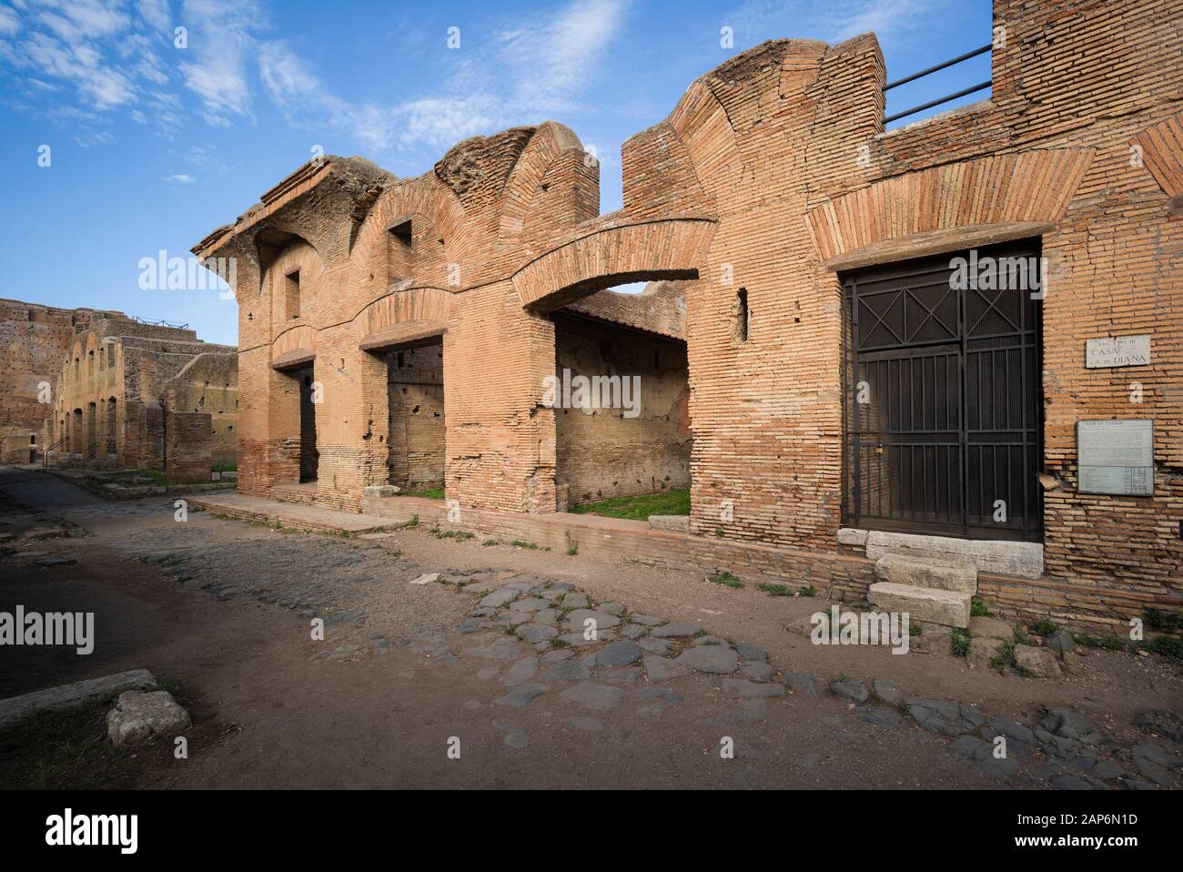 Roma. Italia. Ostia Antica. Casa di Diana (Caseggiato di Diana) da Via di Diana. Foto Stock
