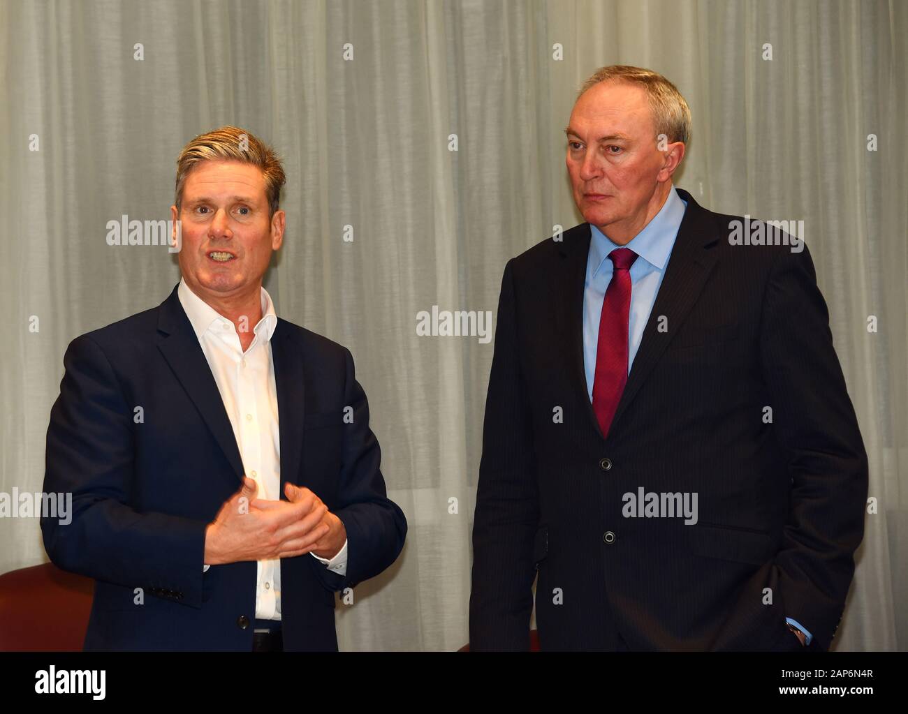 Manchester, Regno Unito. Xxi Jan 2020. Paddy Lillis Segretario generale di USDAW (Unione 0f Shop, Disdtributuion e Allied Lavoratori) Destra ha annunciato che sono nominating Keir Starmer, nella foto a sinistra, per il leader del partito laburista presso la sede dei sindacati inManchester. Paddy Lillis dice "USDAW ritiene che Keir Starmer e Angela Raynor (non raffigurata) sono la giusta leadership team di unirsi e di ricostruire il partito laburista dopo la elezione devasting perdita. Credito: Della Batchelor/Alamy Live News Foto Stock
