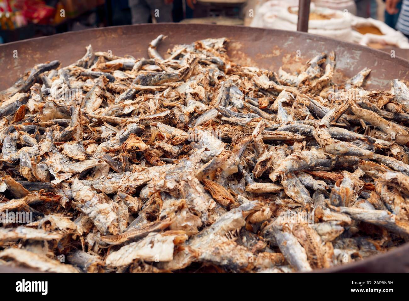Tipico e tradizionale mercato tunisino, primo piano di sardine essiccate Foto Stock