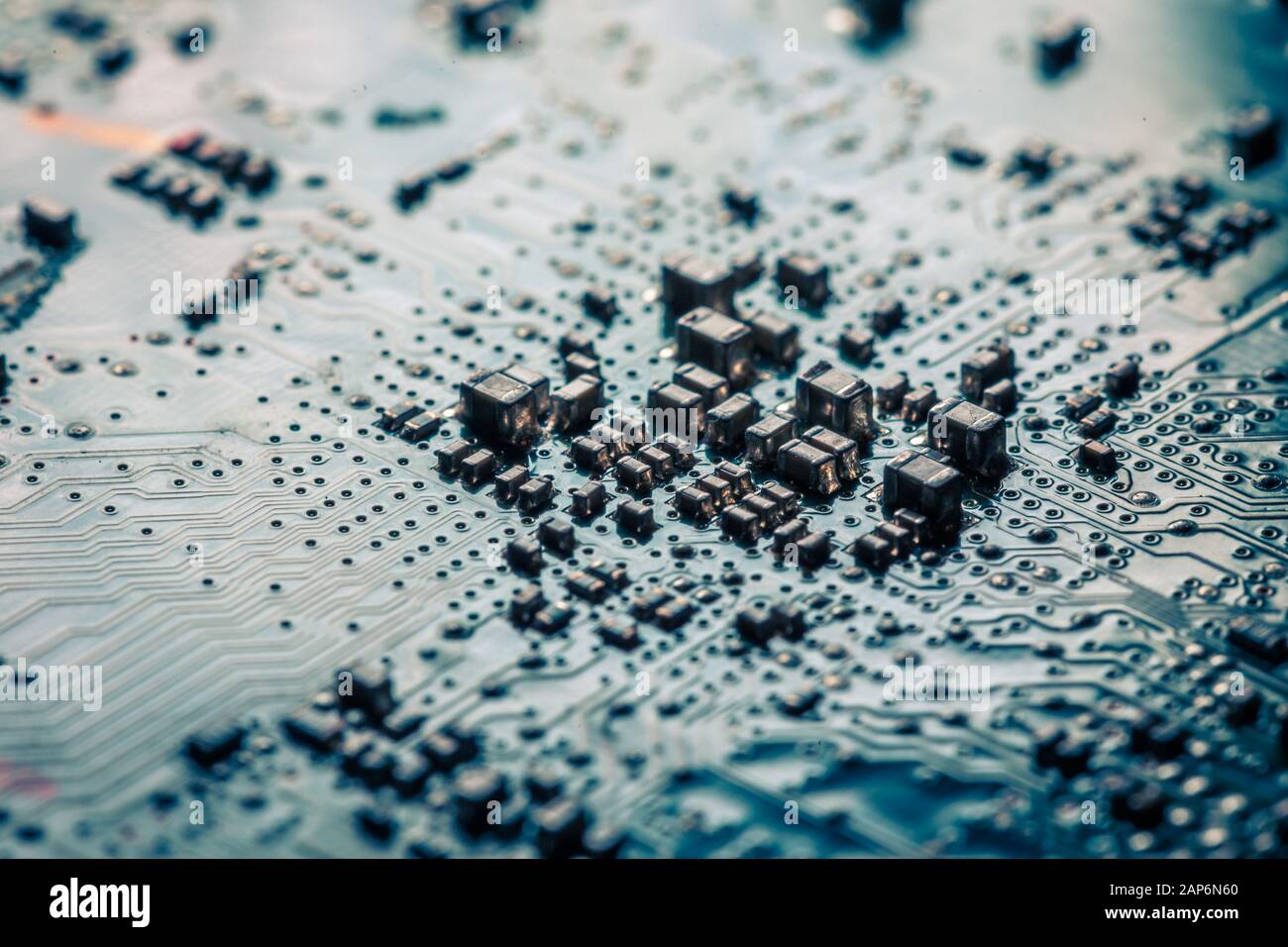 Scheda di primo piano con microchip di un apparecchio elettrico o di un computer. Concetto di tecnologia moderna. Concetto di elettronica e microchip. SMD Foto Stock