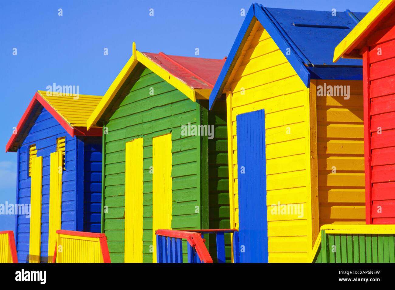 Colorate Beach Houses sulla spiaggia di Muizenberg, Sud Africa Foto Stock