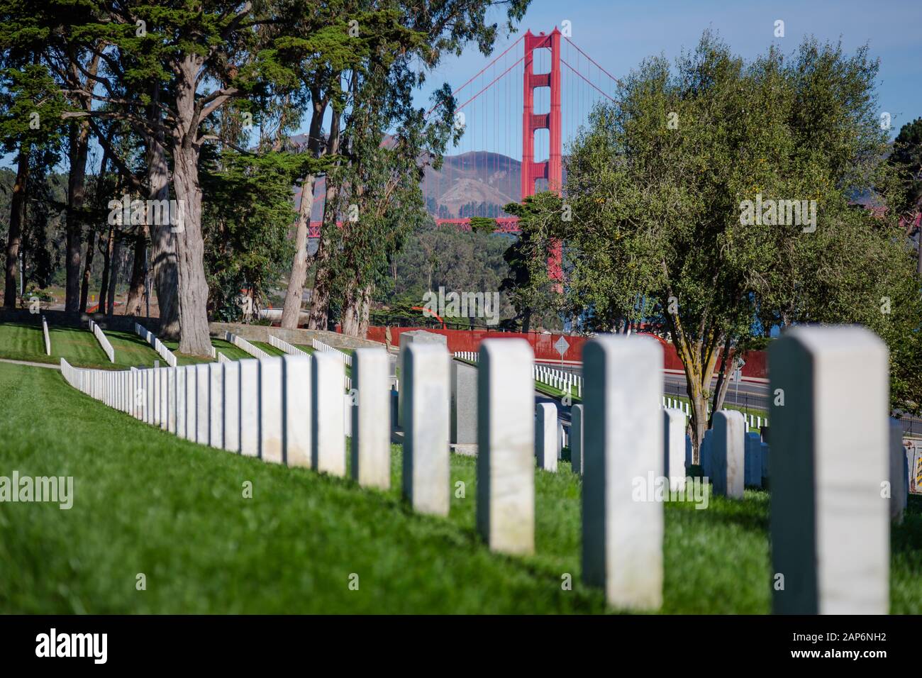 Lapidi militari al cimitero con Golden Gate Bridge sullo sfondo Foto Stock