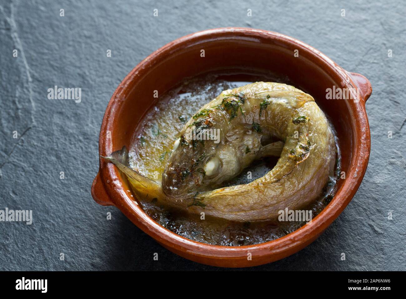 Bianchi cotti che sono stati arrostiti nel forno con burro e conditi con prezzemolo fresco e uno squirt di succo di limone. Lo stile che sono stati co Foto Stock