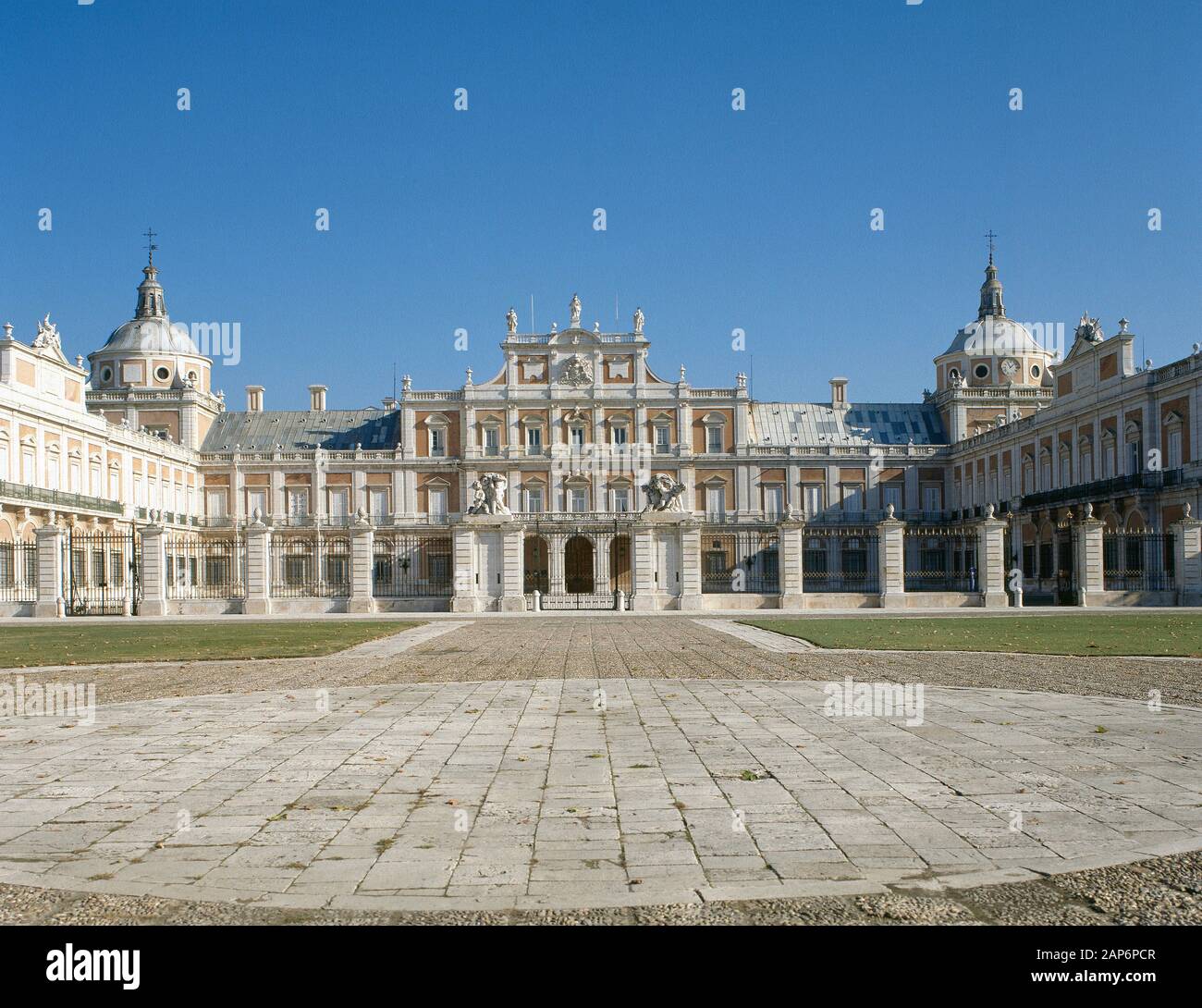 Spagna, la Comunità di Madrid, Aranjuez. Il Royal Palace. Fu ricostruita dall'architetto Santiago Bonavia (1695-1759) ha commissionato da re Fernando VI, dopo l'incendio del 1727. Foto Stock