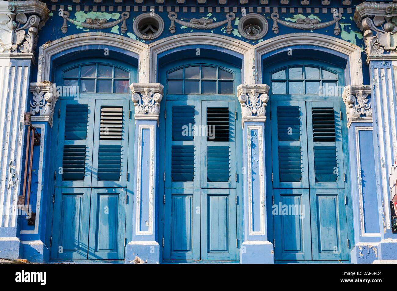 Porte blu in stile coloniale con ornamenti Foto Stock