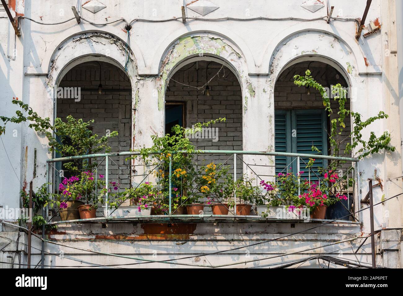 Veranda in stile coloniale in decadenza Foto Stock